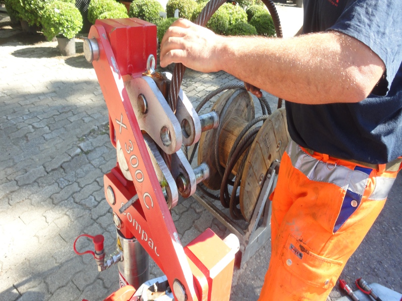Seil wird in Maschine gelegt, pulling cable is inserted into the machine  © TERRA AG, Reiden, Switzerland