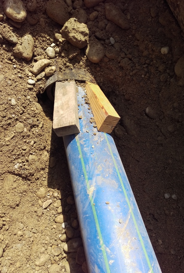 Réhabilitation de canalisations par éclatem: Le nouveau tuyau est tiré dans l’ancienne canalisation découpée par le couteau.